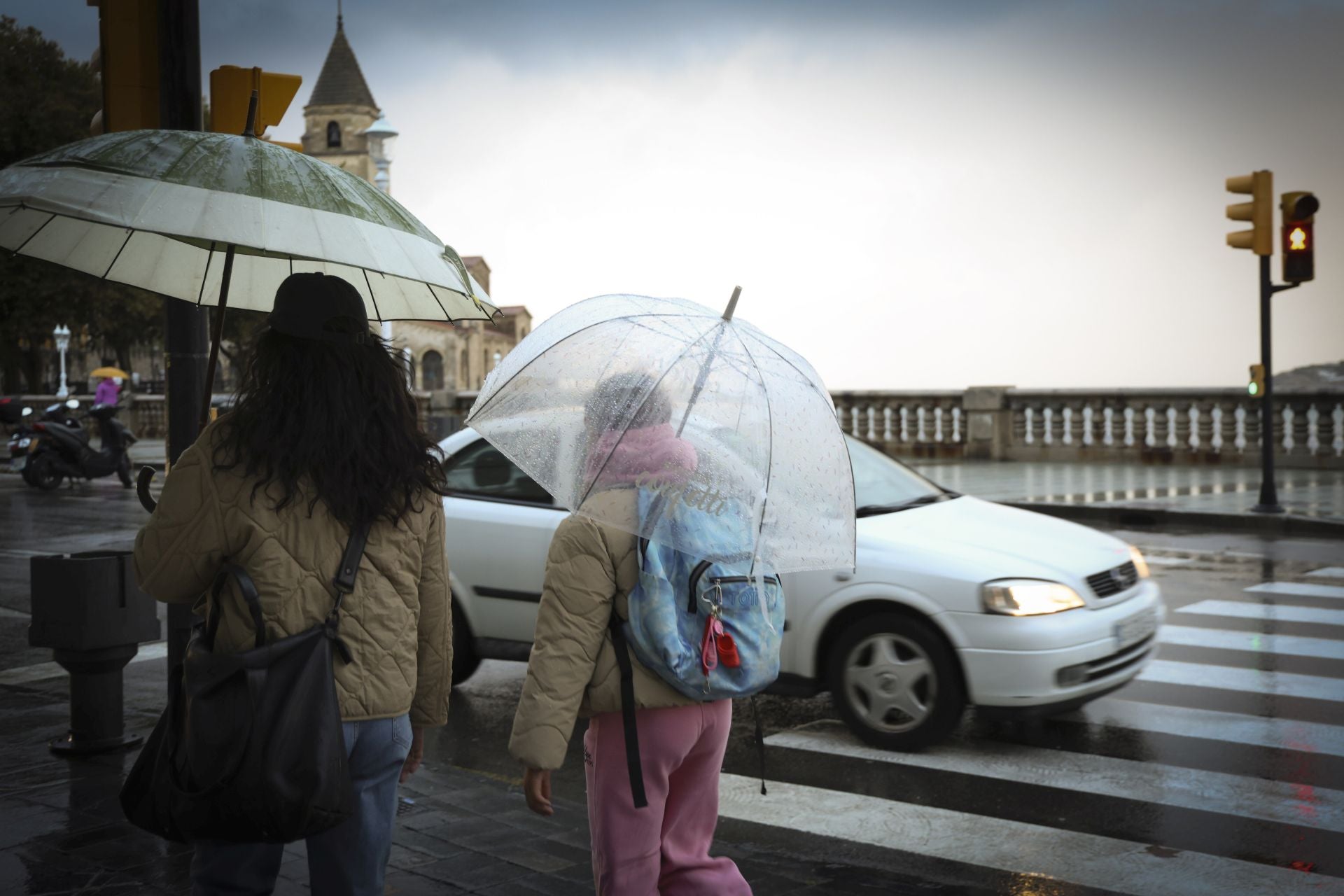 Lluvia, frío y viento: las imágenes de cómo Asturias da la bienvenida al otoño