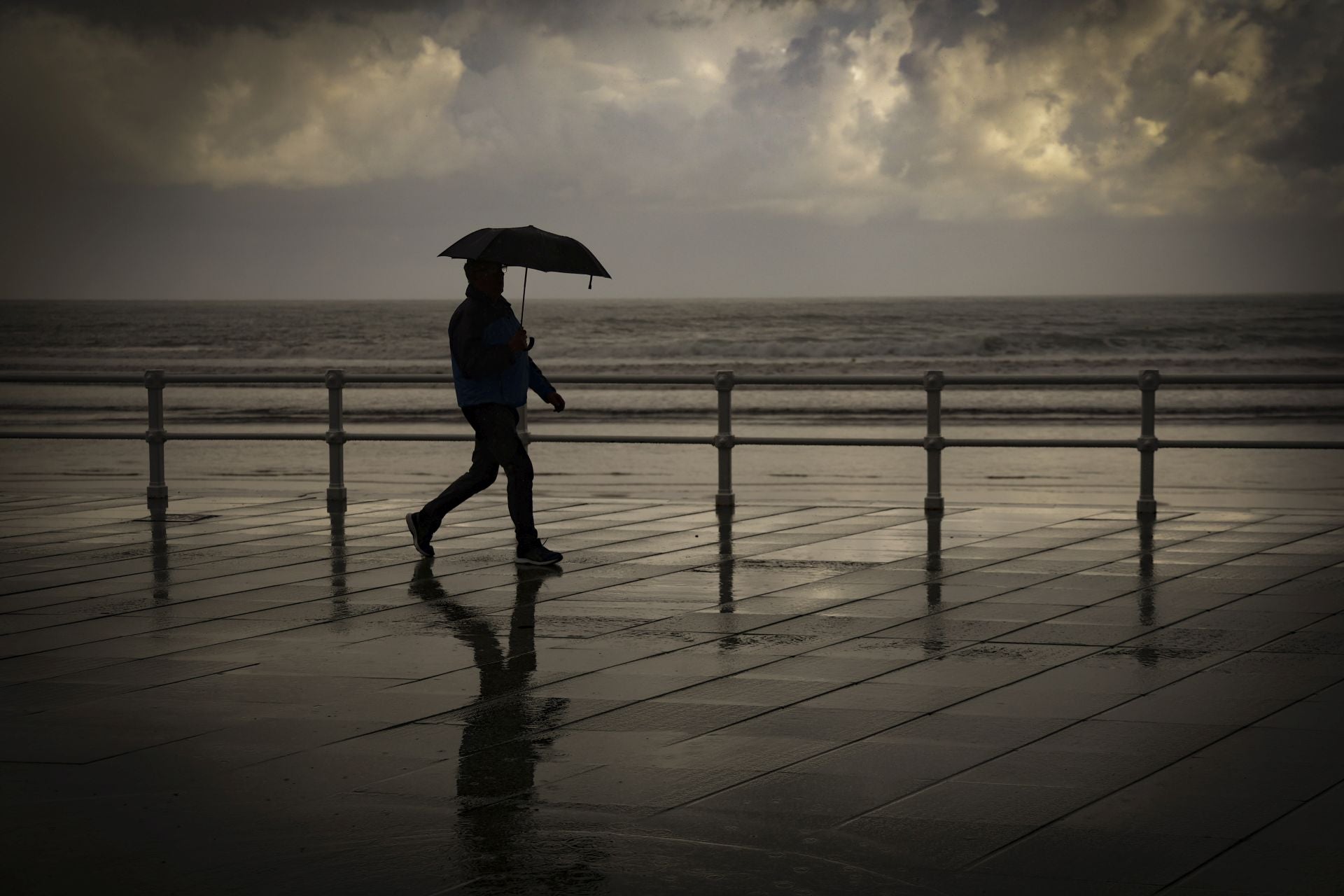 Lluvia, frío y viento: las imágenes de cómo Asturias da la bienvenida al otoño