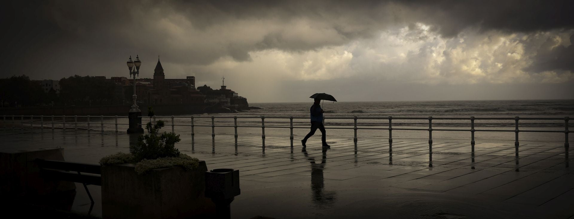 Lluvia, frío y viento: las imágenes de cómo Asturias da la bienvenida al otoño