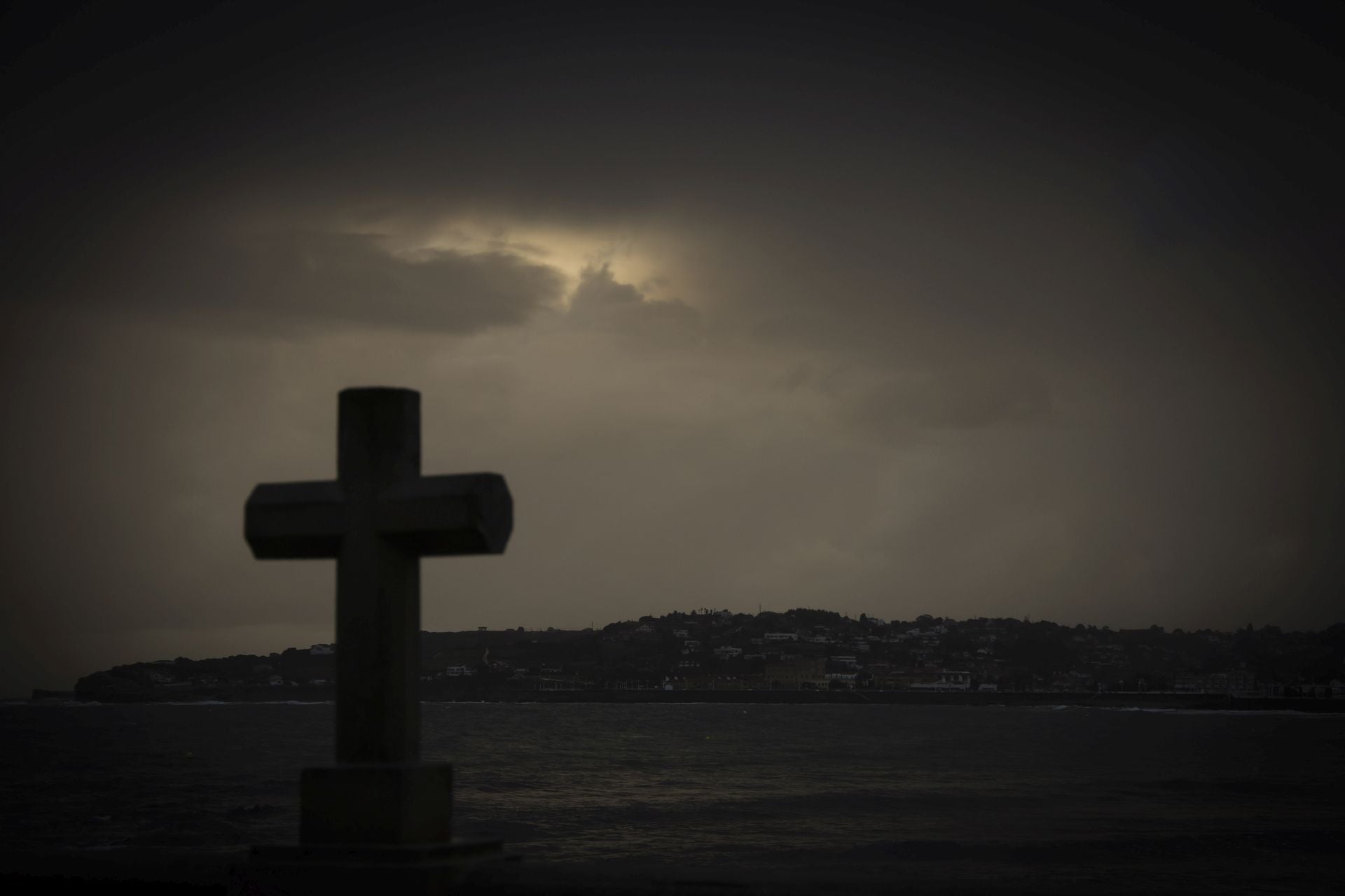 Lluvia, frío y viento: las imágenes de cómo Asturias da la bienvenida al otoño