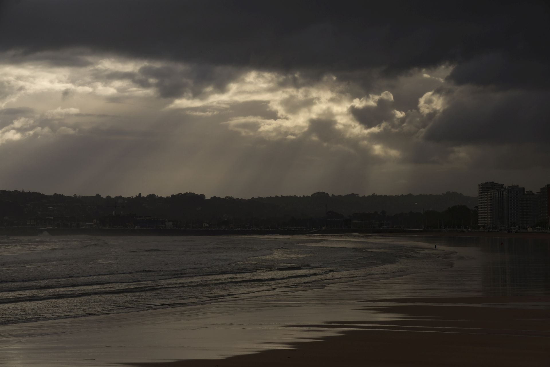 Lluvia, frío y viento: las imágenes de cómo Asturias da la bienvenida al otoño