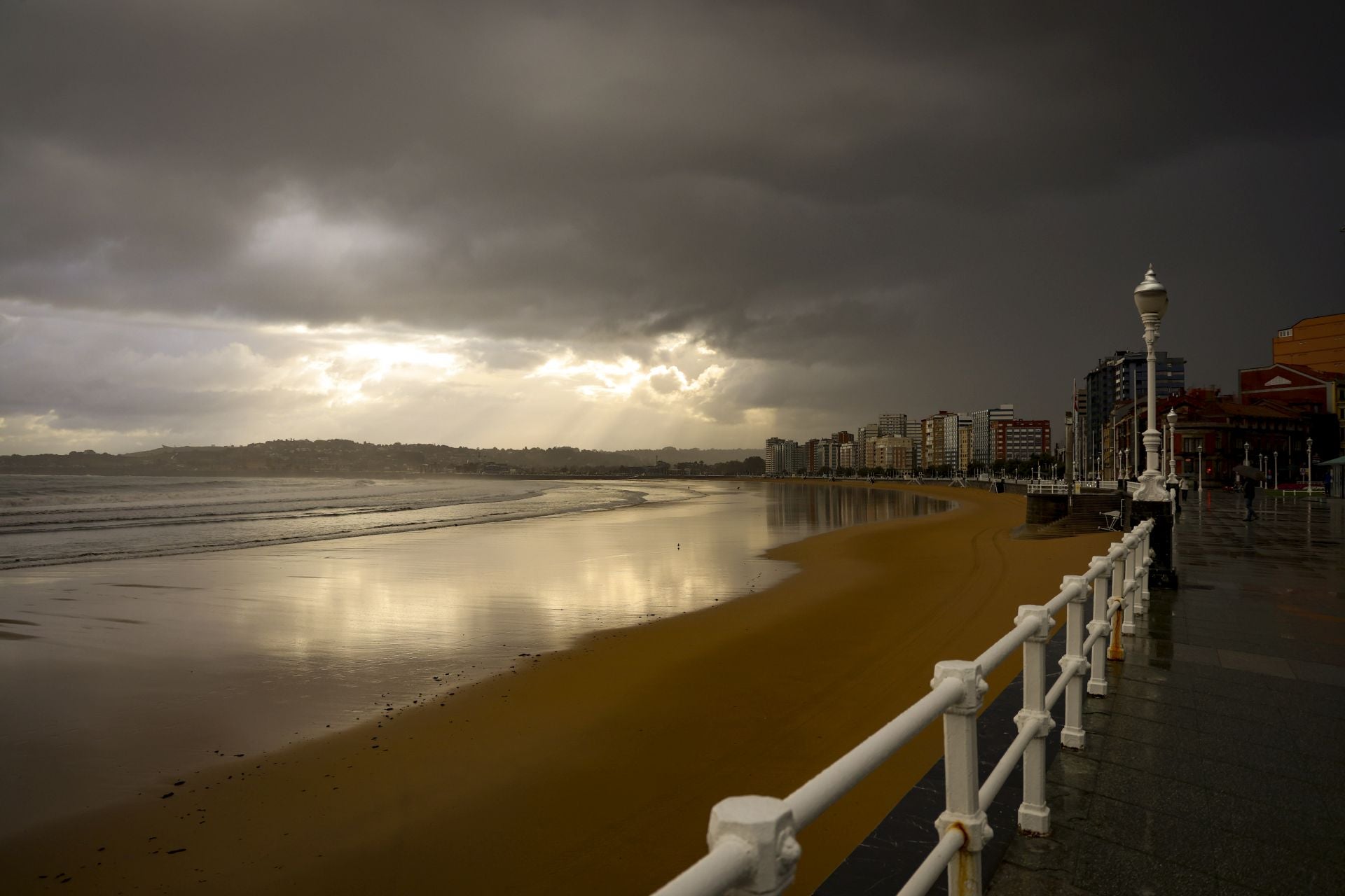 Lluvia, frío y viento: las imágenes de cómo Asturias da la bienvenida al otoño