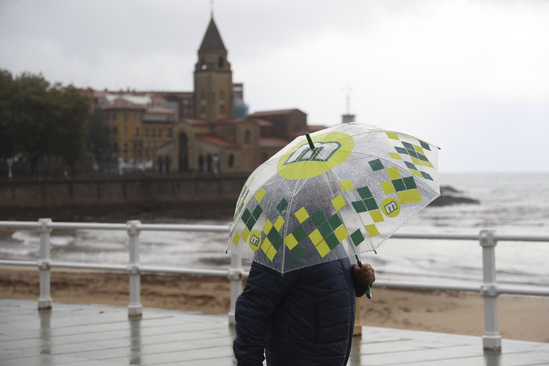 Lluvia, frío y viento: las imágenes de cómo Asturias da la bienvenida al otoño