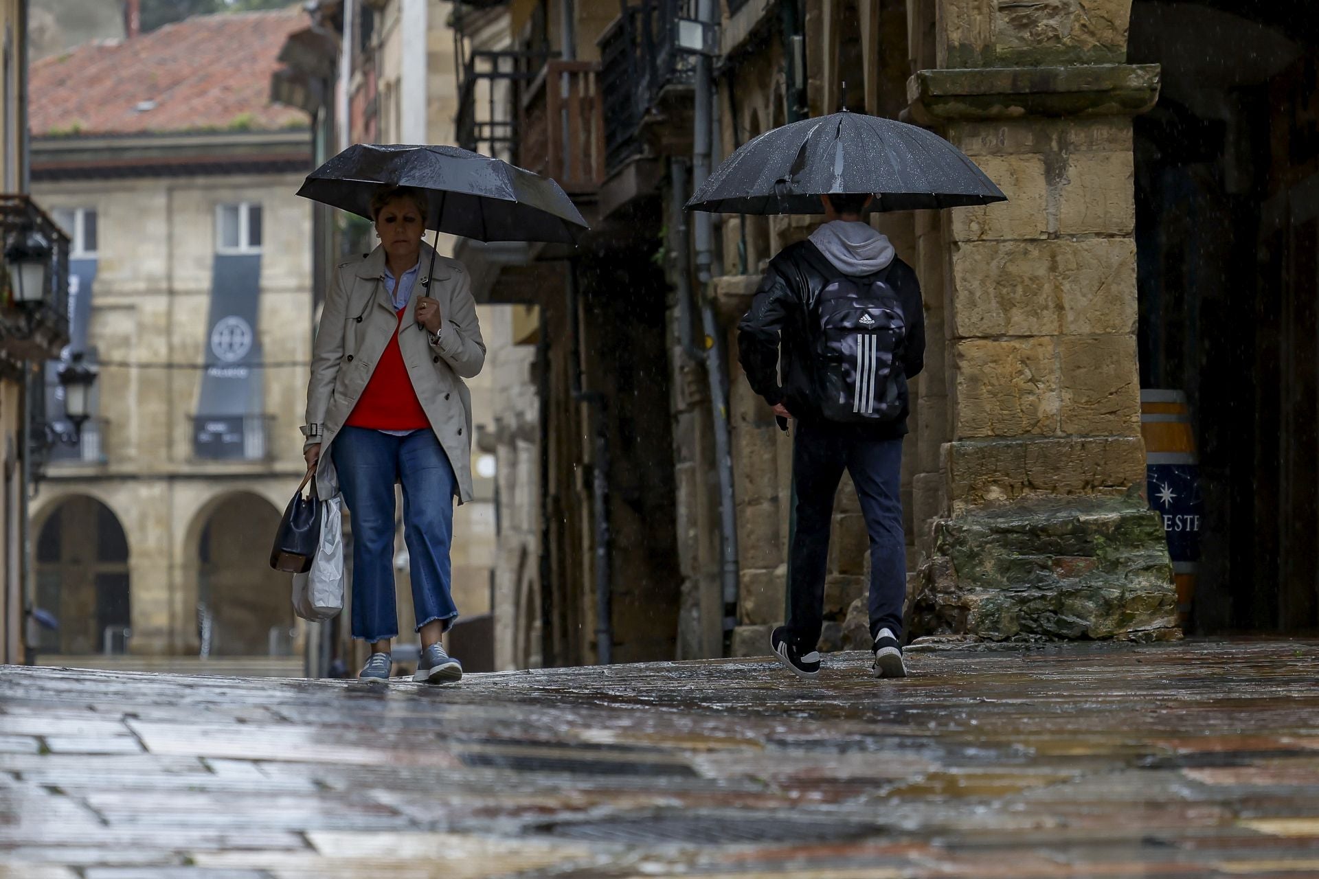 Lluvia, frío y viento: las imágenes de cómo Asturias da la bienvenida al otoño
