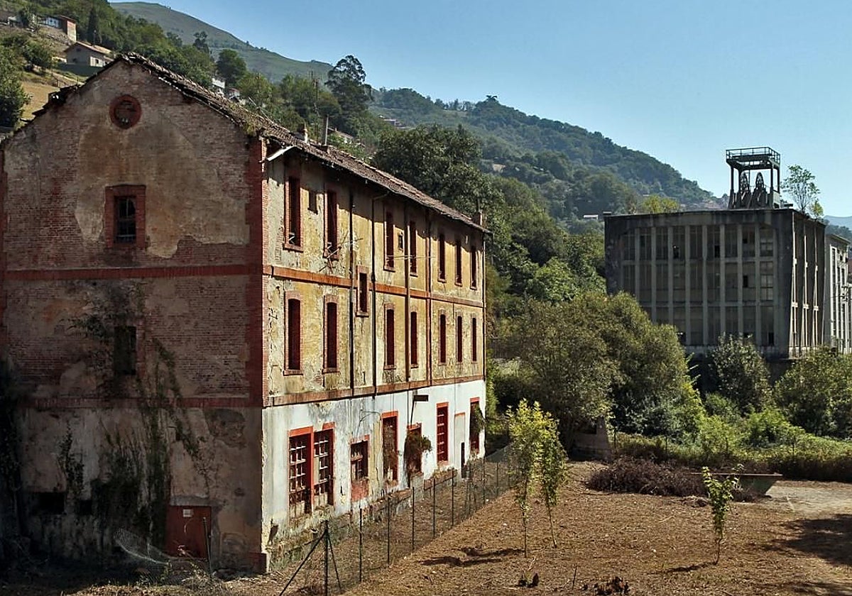 En primer término, el edificio del economato; detrás, el pozo Santa Bárbara.