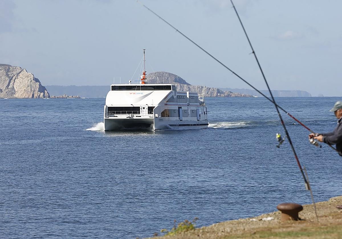 El 'Peneiro cinzento' en la bocana de la ría durante las pruebas de navegación.