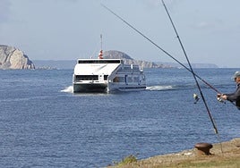 El 'Peneiro cinzento' en la bocana de la ría durante las pruebas de navegación.