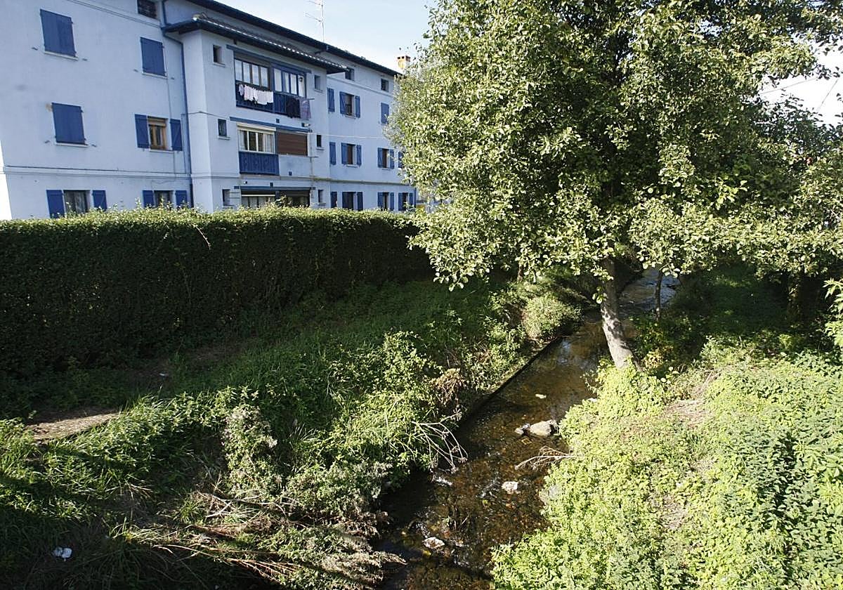 El río Arlós a su paso junto a las viviendas de Llaranes, en una imagen de archivo.