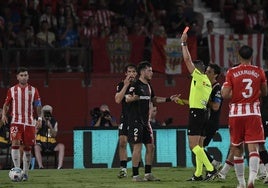 Manuel Ángel Pérez, el sábado, mostrando la roja a Guille Rosas en la segunda parte del encuentro de Almería.