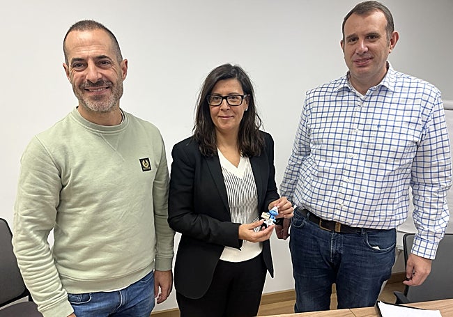 El alcalde de Siero, Ángel García, tras entregar el Pitufo Gruñón a los directores de la planta, Raquel Rodríguez y Marcel Mix.