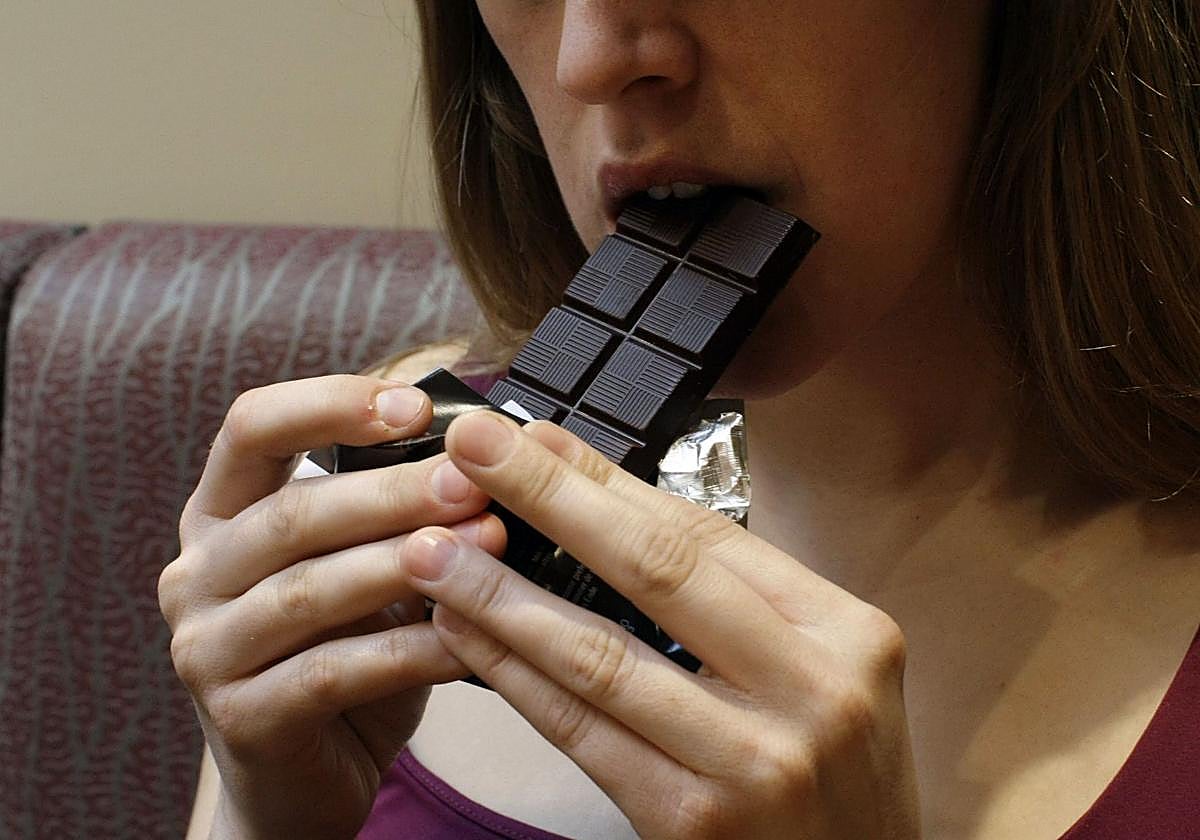 Una mujer come chocolate.