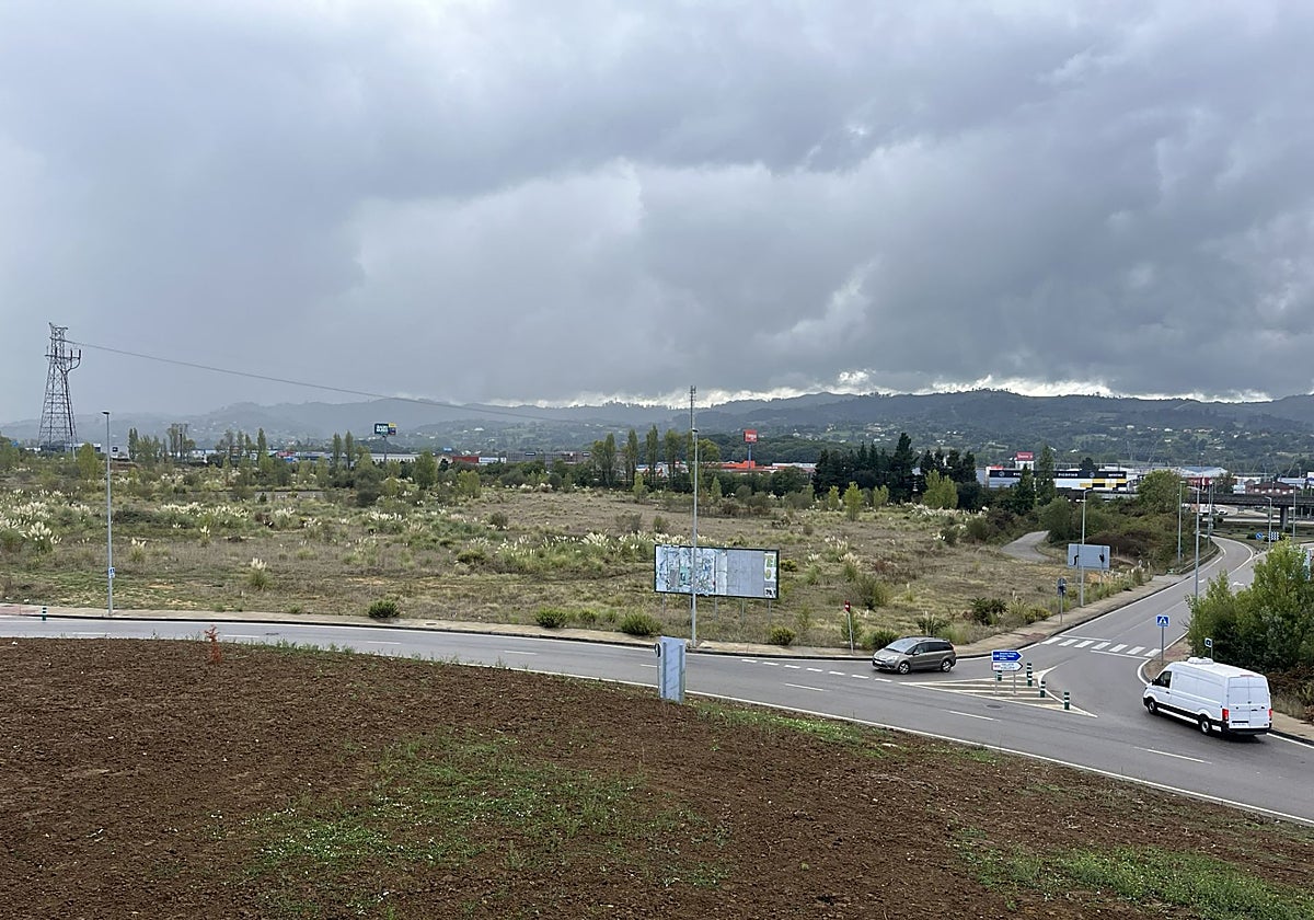 Al fondo, la parcela que quiere la multinacional Costco, en el polígono de Bobes, para su nueva tienda.