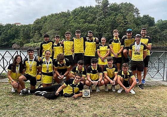 Foto de familia de Los Cuervos con sus medallas.