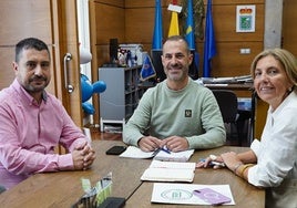 El teniente de alcalde de Siero, Javier Rodríguez; el regidor, Ángel García, 'Cepi', y la portavoz de la Plataforma Vecinal de La Fresneda, Alejandra Cuadriello, en la reunión de este martes.