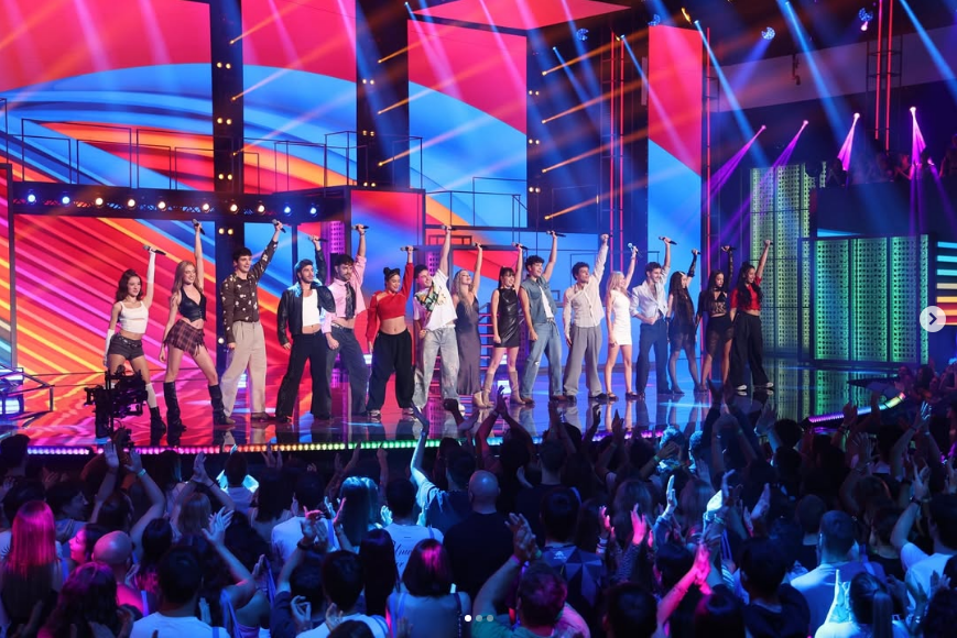 Los 16 concursantes tras la canción grupal que dio comienzo la gala.
