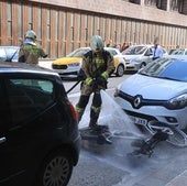 Los Bomberos, durante su intervención en el centro de Oviedo.