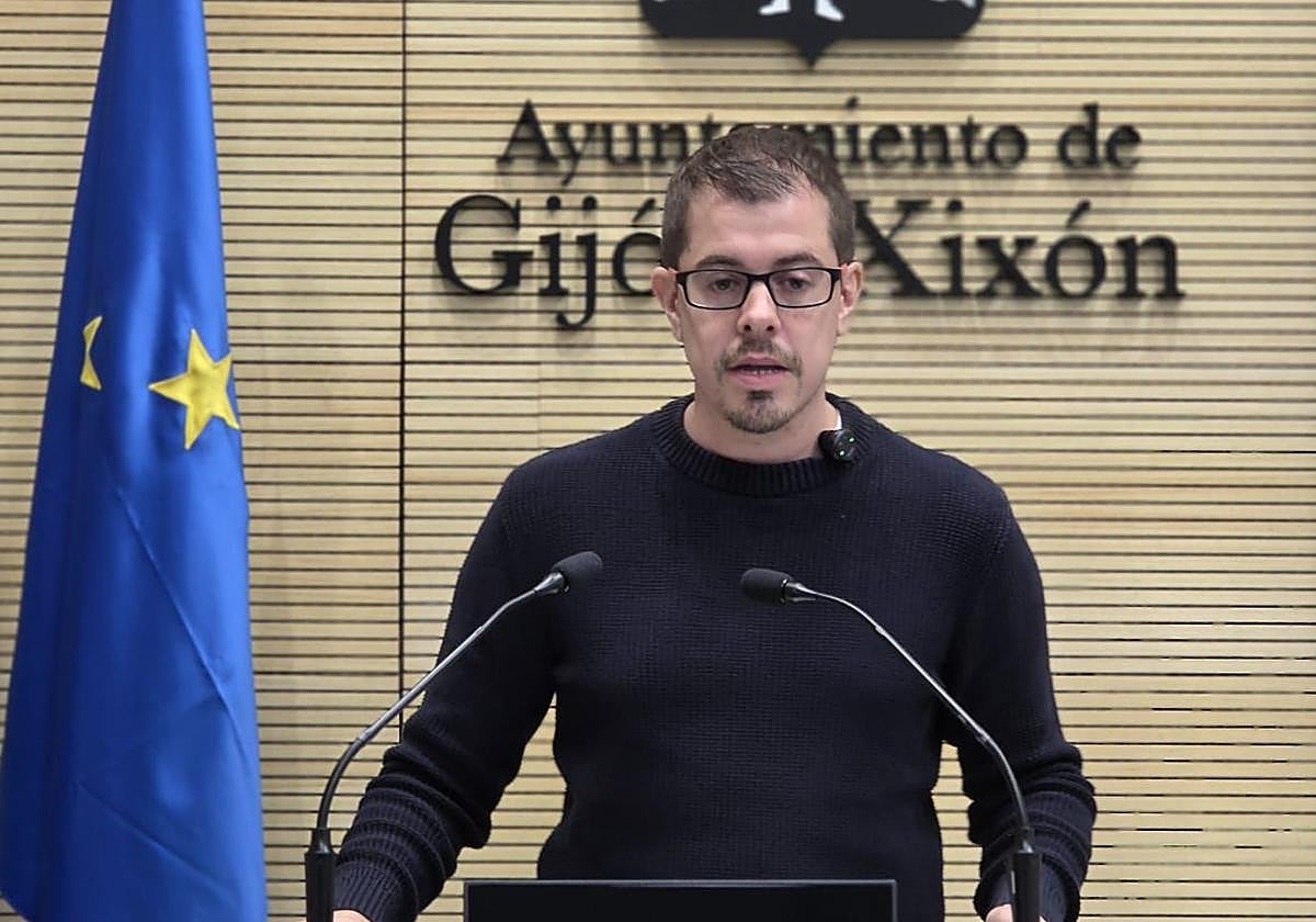 Javier Suárez Llana, portavoz municipal de IU, durante una rueda de prensa en el Ayuntamiento de Gijón.