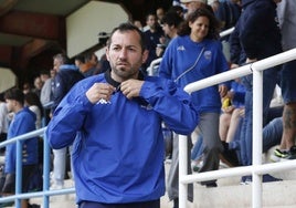 Jesús Simón sigue el partido frente al Fénix de Zaragoza.