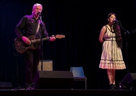 Mick Harvey junto a la polifacética Amanda Acevedo, durante una de sus actuaciones.