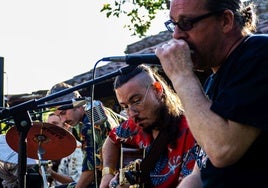 El guitarrista Chino el Indio, en uno de los conciertos de Mota Blues