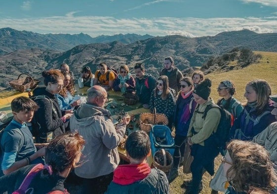 Las Jornadas Micológicas de Jarascada tienen dos bloques:por un lado salidas senderistas de fin de semana, con rutas sencillas y nociones básicas sobre setas; por otro, dos cursos, uno de iniciación y otro nivel avanzado a celebrar en Mieres a partir de octubre.