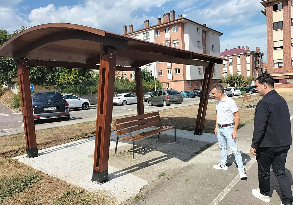 Iván Fernández y Jorge Suárez con las nuevas pérgolas.
