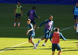 Colombatto y Salomón Rondón sobre el césped del Carlos Tartiere en la víspera de enfrentarse al Barcelona esta noche.