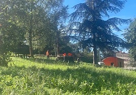 Operarios realizando labores geotécnicas en el suelo de las futuras piscinas de Pénjamo