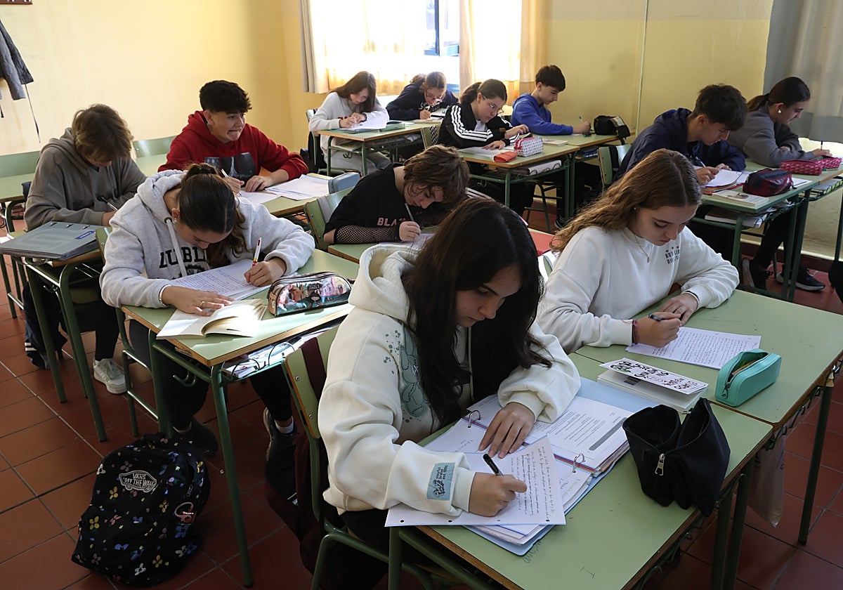 Alumnos trabajando en el desternillante libro 'Sin noticias de Gurb'.