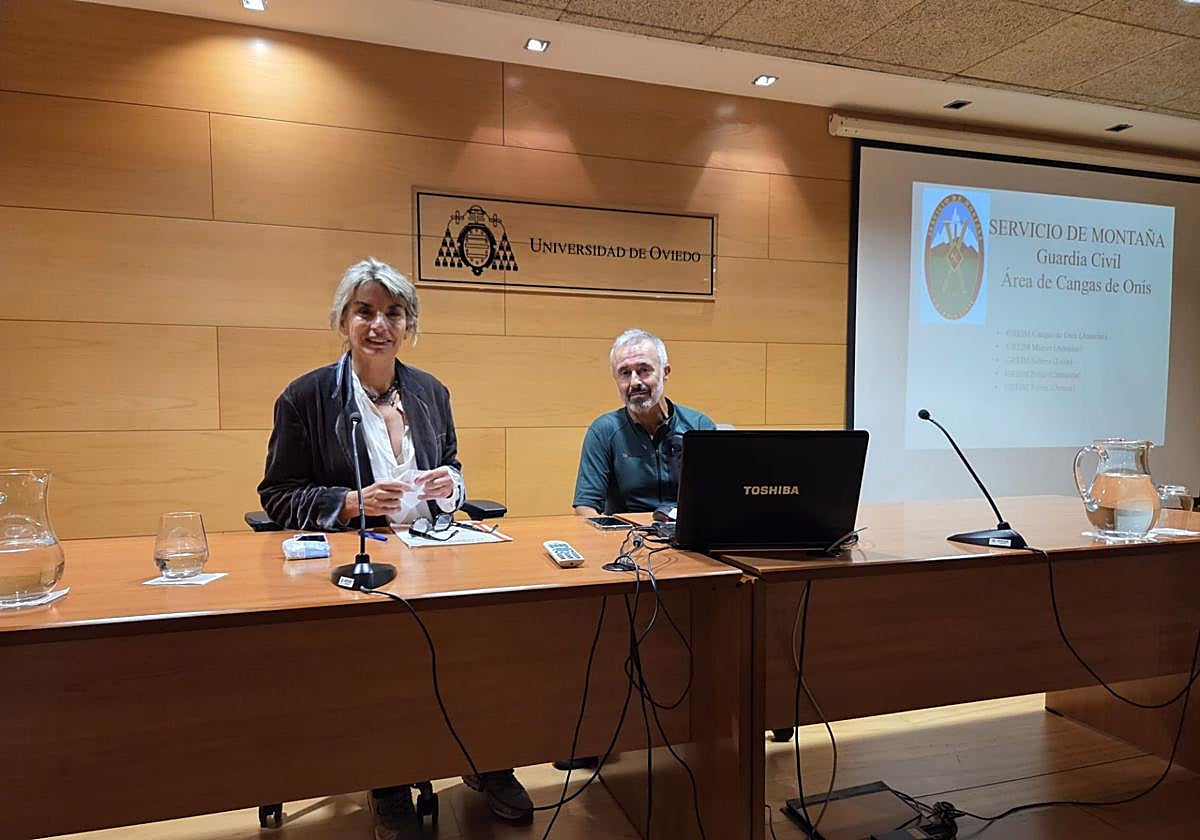 Mercedes de Soignie, directora del Aula de Cultura, con Francisco Alarcón.