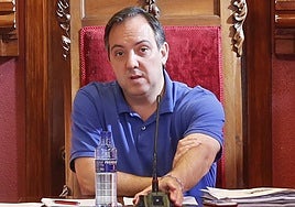 El alcalde de Villaviciosa, Alejandro Vega, durante uno de los Plenos