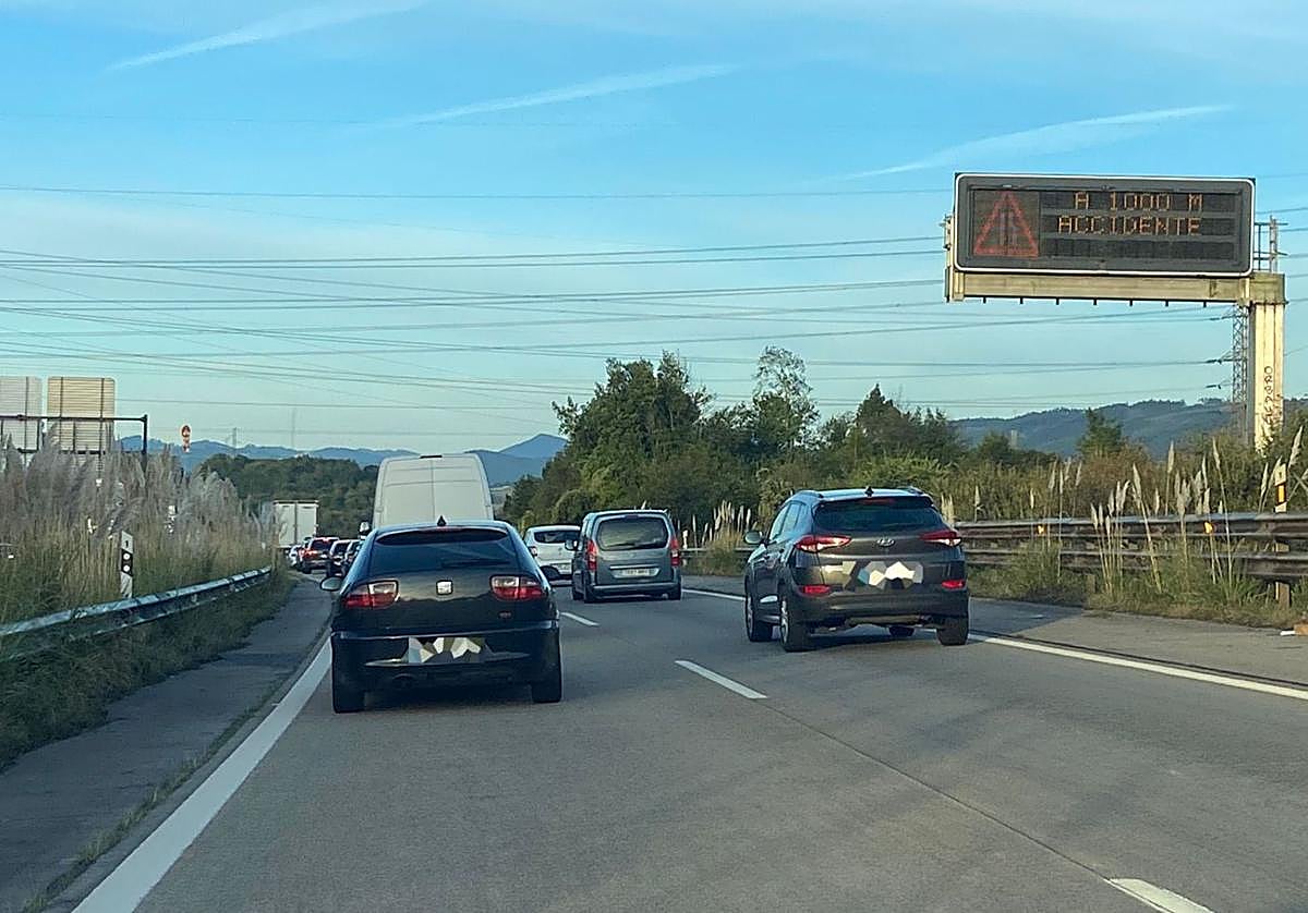 Atasco en la autopista 'Y' esta mañana.