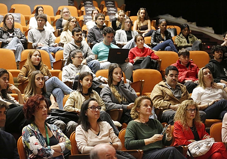 Docentes y alumnado siguieron el desarrollo del acto de inauguración del curso académico.
