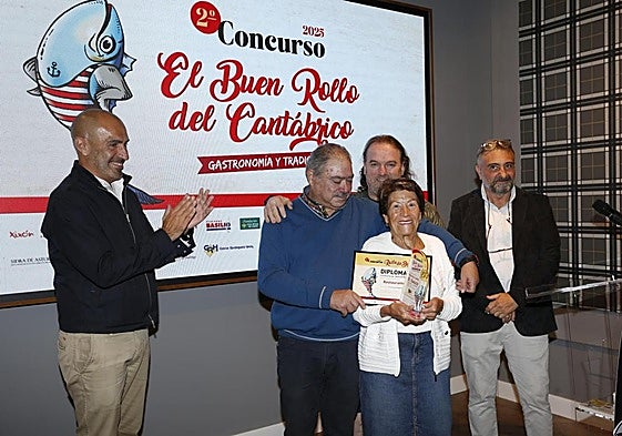 El presidente de Divertia, Óliver Suárez; Pablo Sánchez, Victor dos Reis y Carmen Pérez, del restaurante El Saúco y Victor Fernández, gerente de Nortegráfico.