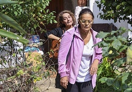 Mar Berjón y su hermana Magdalena salen de la casa de Cuevas del Agua.