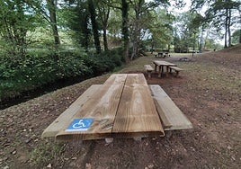 Una mesa adaptada instalada en Paraes