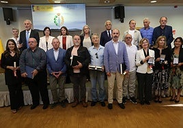 Los galardonados de la fiesta de La Merced de Llanera, junto a la delegada del Gobierno, Adriana Lastra; la directora del Centro Penitenciario de Asturias, Nieves Martínez; el presidente del Tribunal Superior de Justicia de Asturias, Jesús María Chamorro; y la alcaldesa Eva María Pérez.