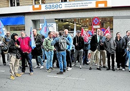 Los trabajadores de TUA concentrados ante el SASEC, con el apoyo del concejal del PSOE, Jorge García Monsalve, y los ediles de IU, Alejandro Suárez, Gaspar Llamazares y Cristina Pontón.