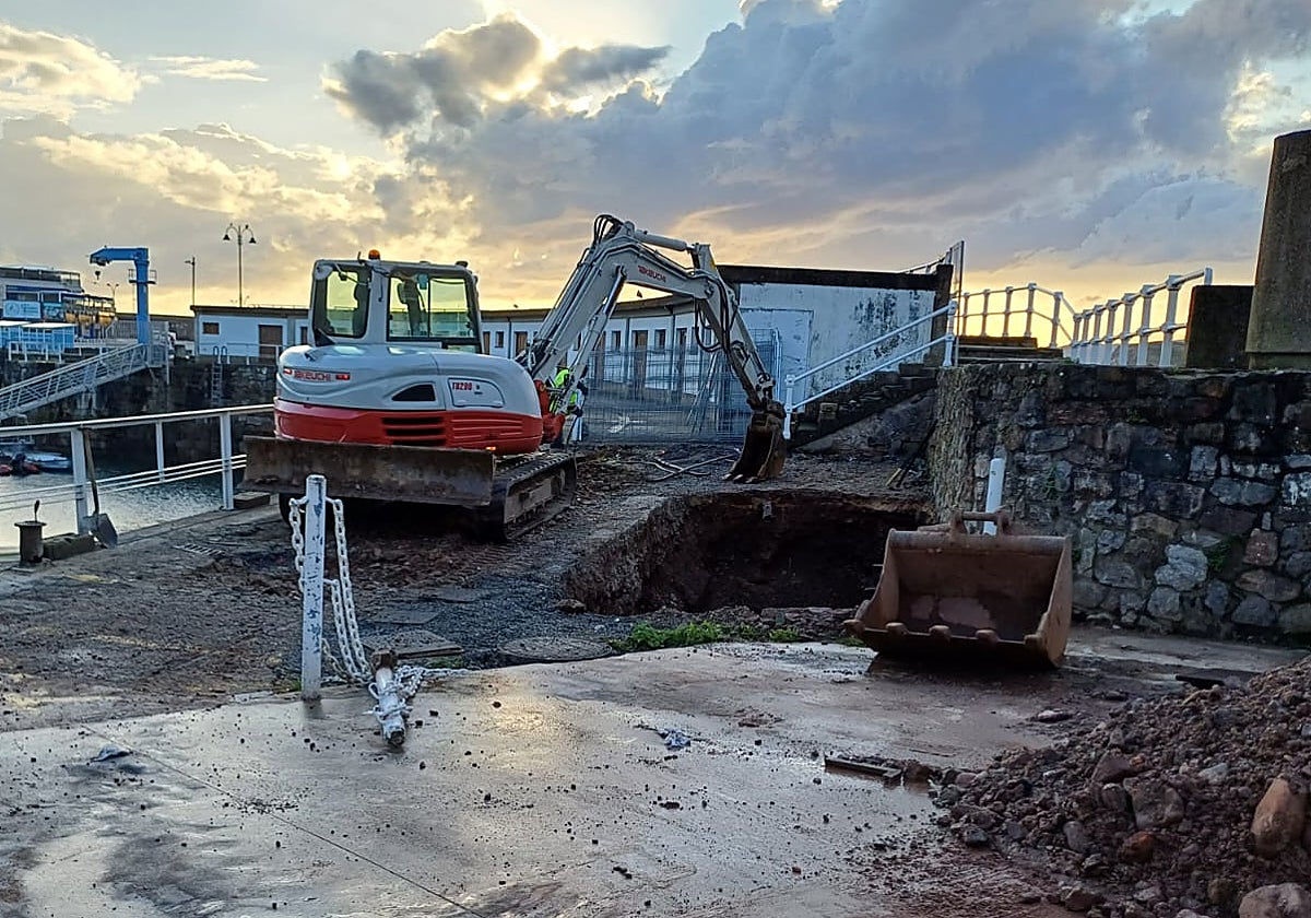 Máquinas trabajando en el acondicionamiento de la zona de recogida de residuos del muelle de Candás