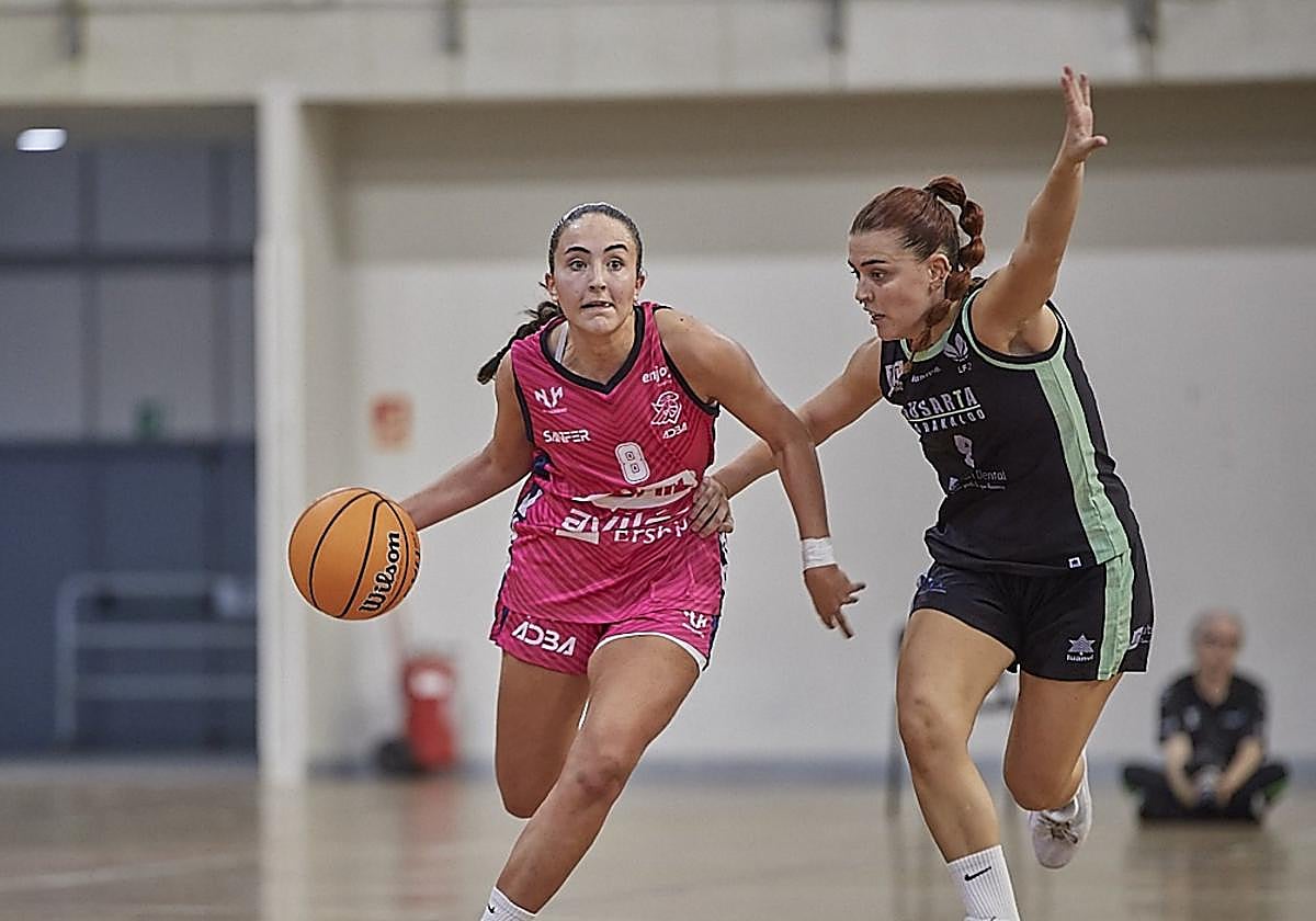 Carlota Azqueta sube el balón presionada por una jugadora del Ausarta Barakaldo.