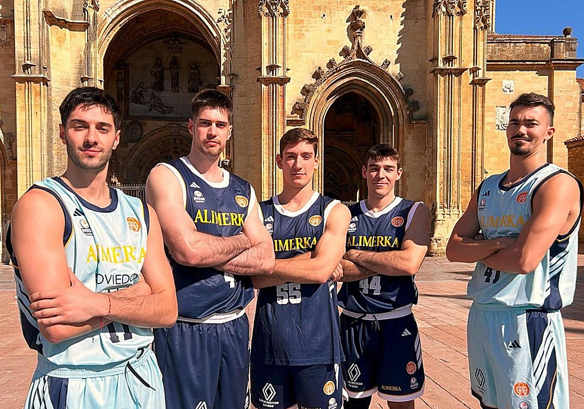 Una representación de la plantilla del Alimerka Oviedo participó en la presentación de las equipaciones.