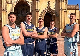 Una representación de la plantilla del Alimerka Oviedo participó en la presentación de las equipaciones.