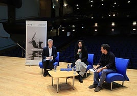 Por la izquierda, el gerente de la OSPA, Oriol Roch; la consejera de Cultura, Vanessa Gutiérrez y el director titular, Nuno Coelho.