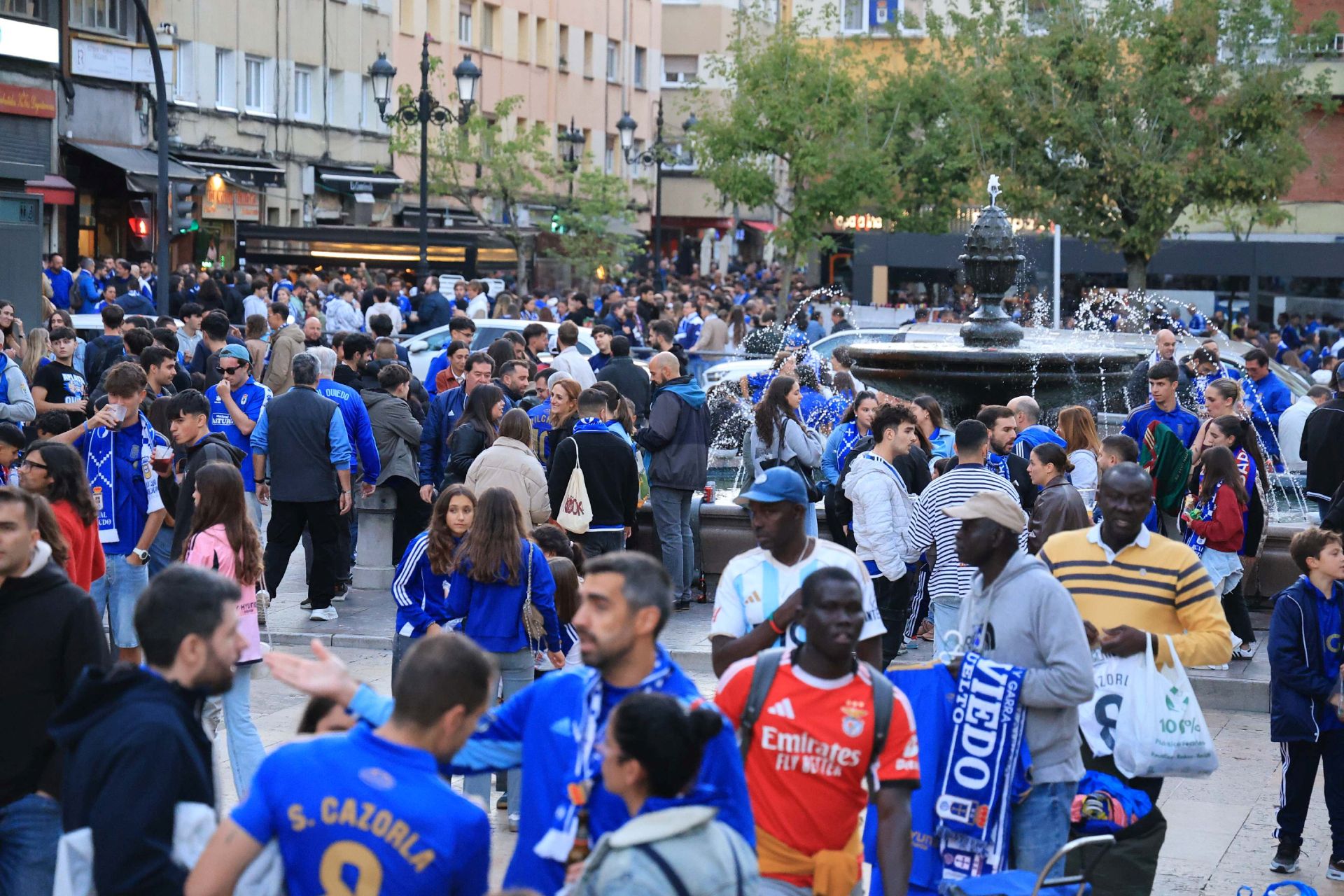 La afición llena Oviedo: ambientazo previo para el Real Oviedo - Barcelona