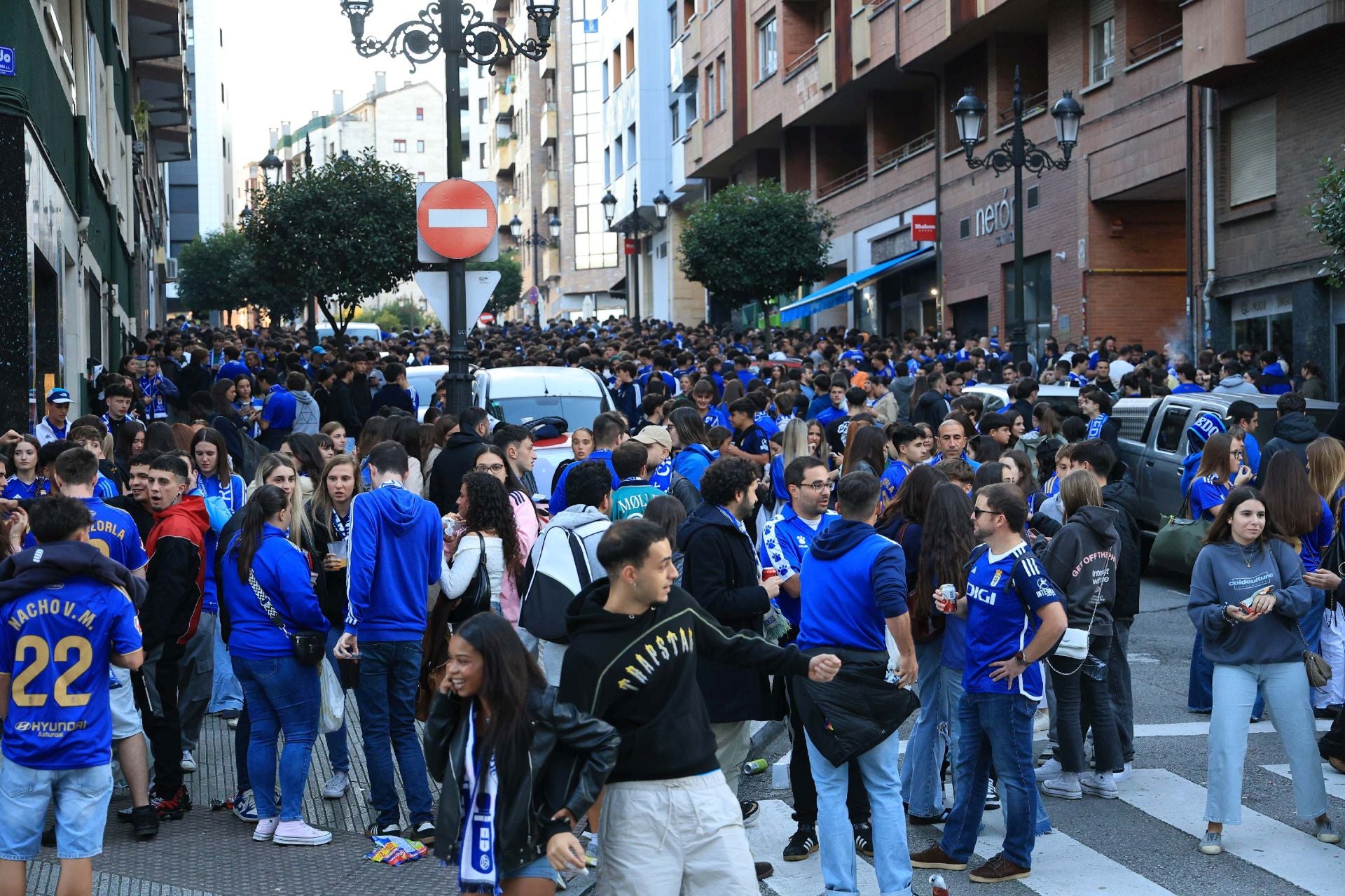 La afición llena Oviedo: ambientazo previo para el Real Oviedo - Barcelona