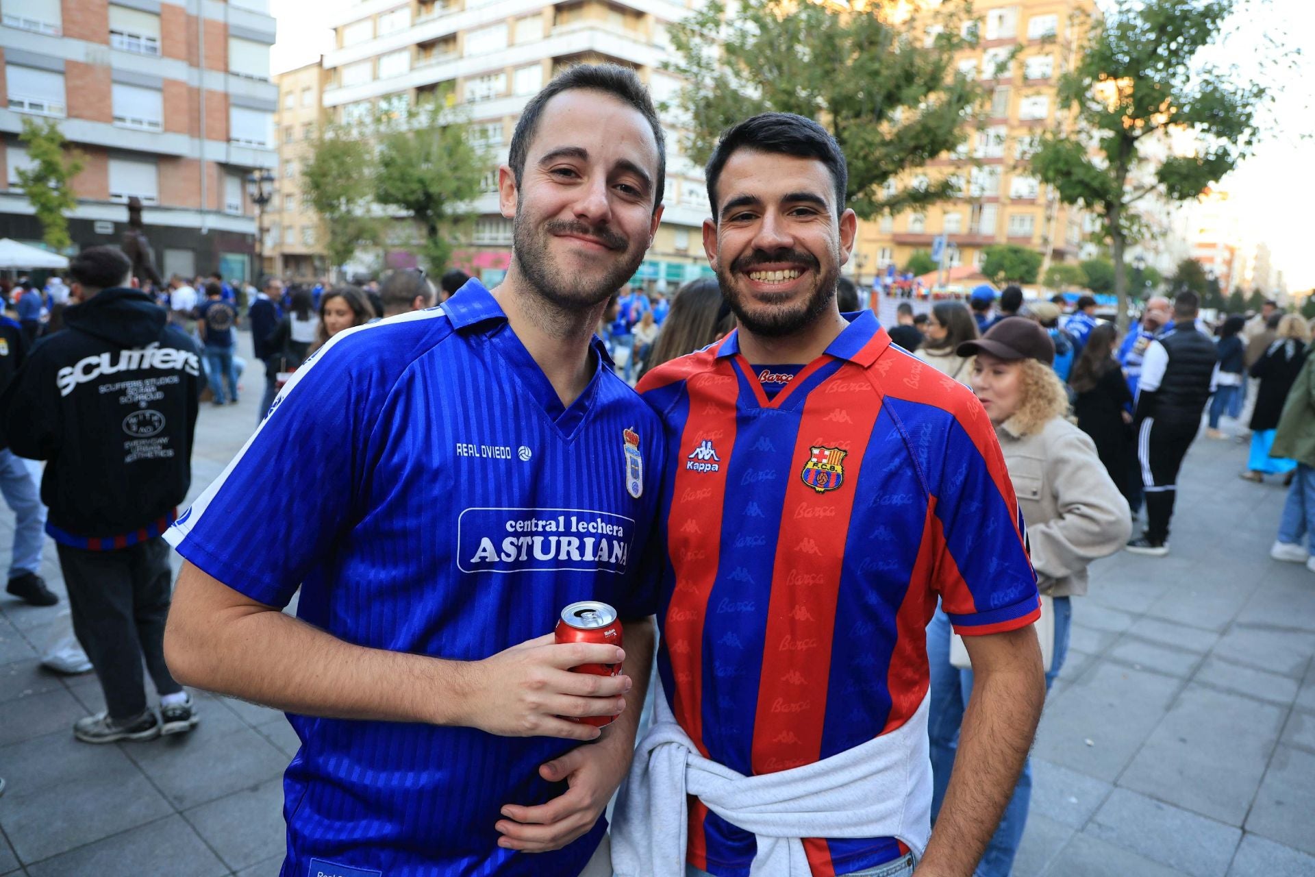La afición llena Oviedo: ambientazo previo para el Real Oviedo - Barcelona