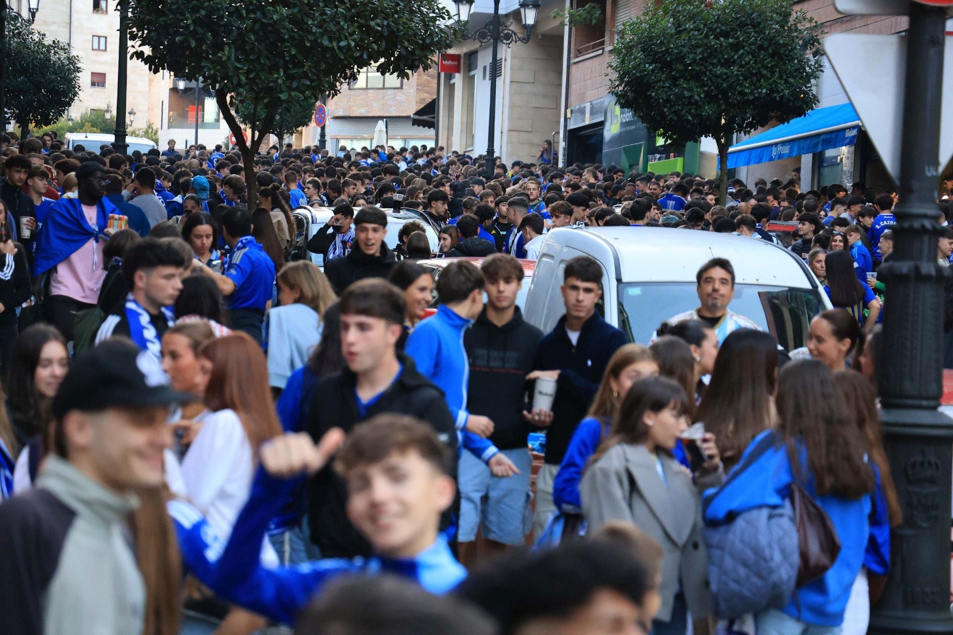 La afición llena Oviedo: ambientazo previo para el Real Oviedo - Barcelona