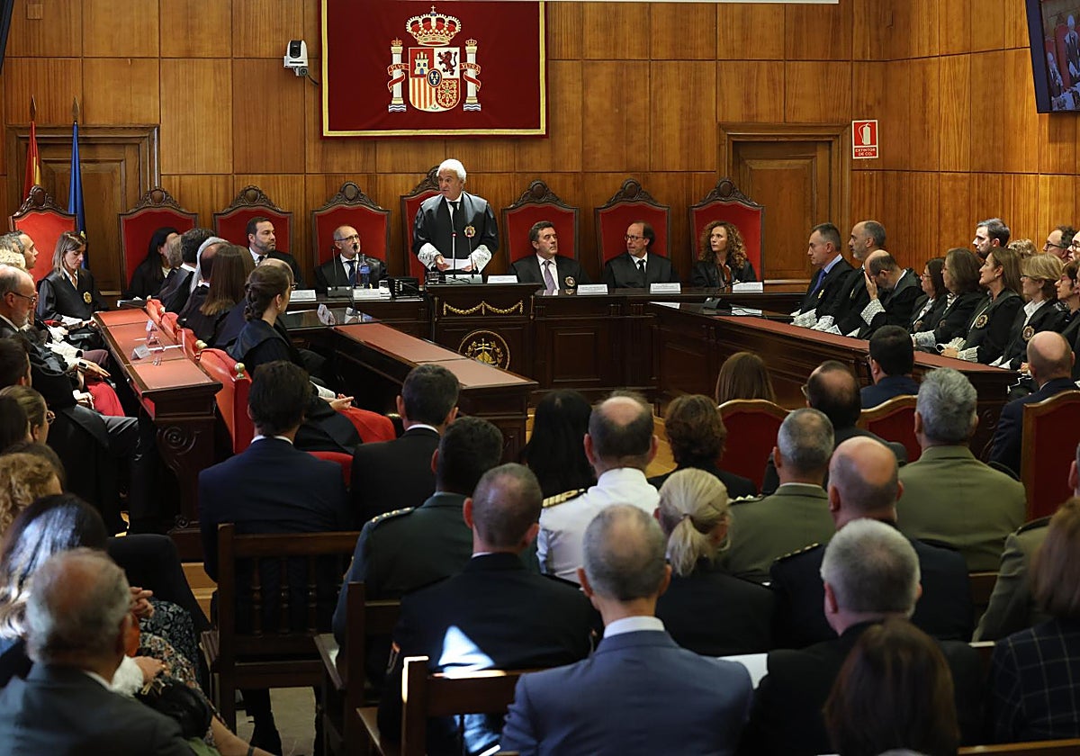 Jesús María Chamorro, de pie, durante su discurso de apertura del año judicial.