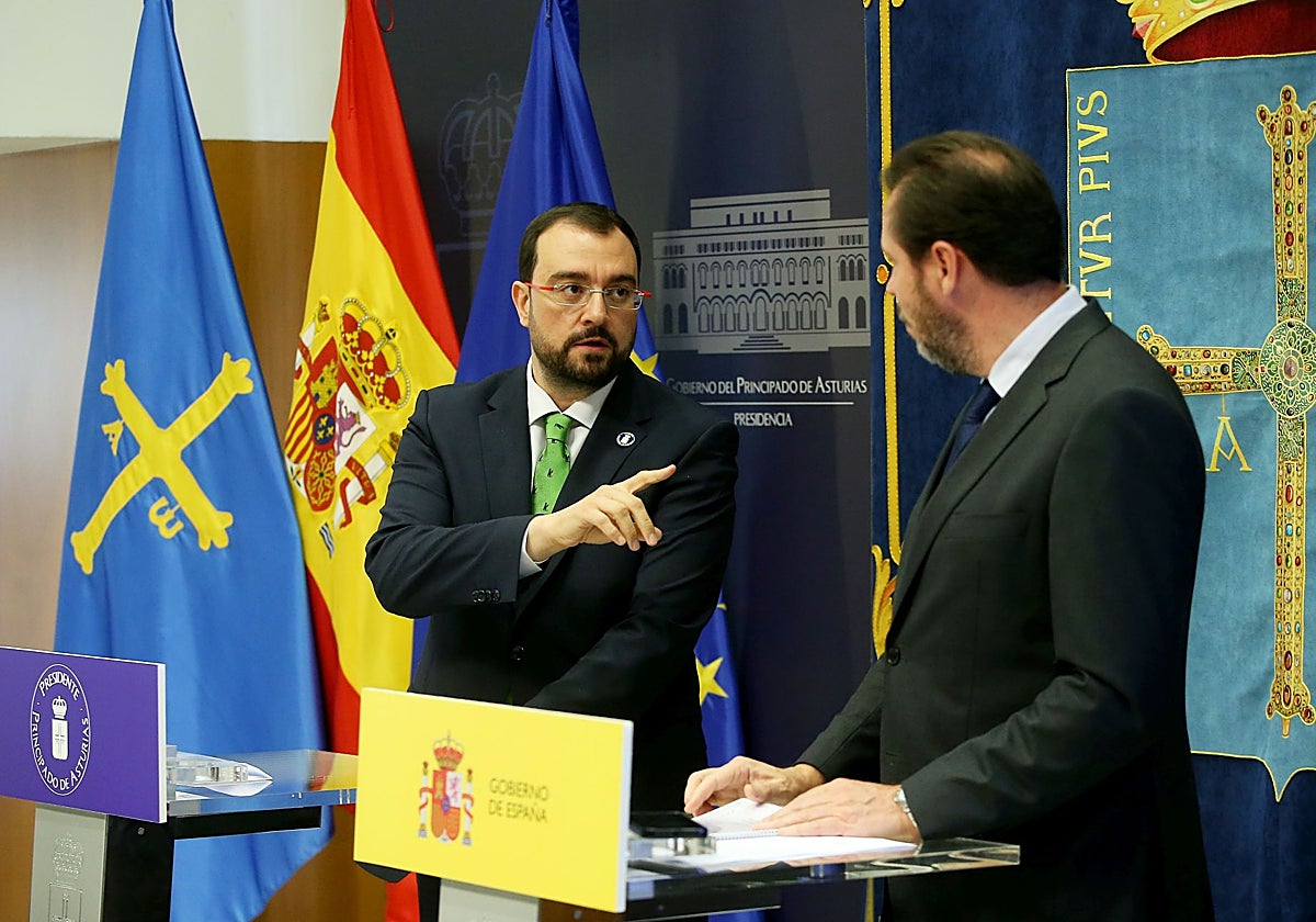 El presidente de Asturias, Adrián Barbón, se dirige al ministro Óscar Puente, tras su última reunión, en febrero de 2024.