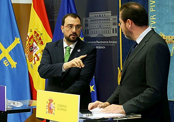 El presidente de Asturias, Adrián Barbón, se dirige al ministro Óscar Puente, tras su última reunión, en febrero de 2024.